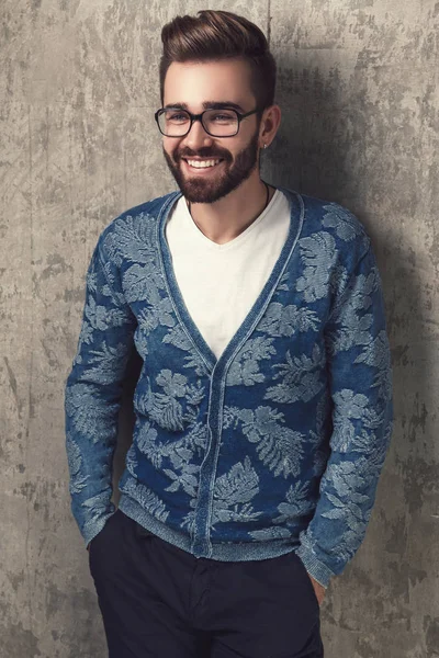 Hombre elegante en gafas graduadas — Foto de Stock