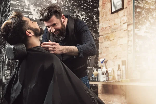 Rasierbart mit Haarschneidemaschine — Stockfoto