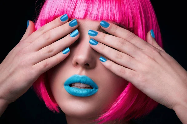 Mujer joven con el pelo rosa — Foto de Stock