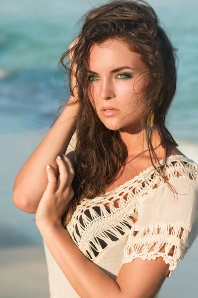 ผู้หญิงสวยบนชายหาด — ภาพถ่ายสต็อก