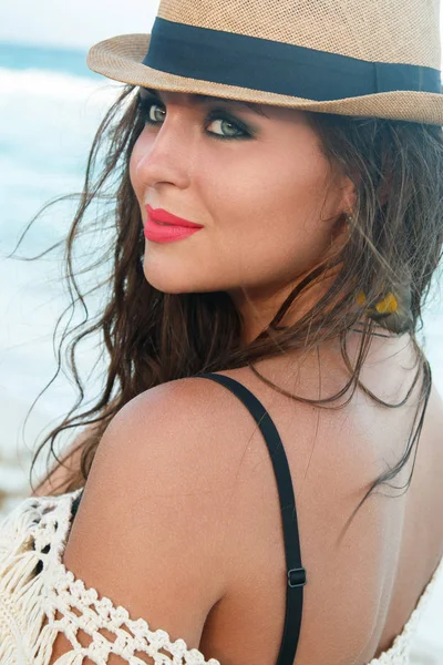 Vacker kvinna som bär en hatt — Stockfoto