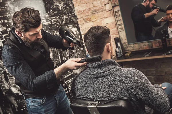 Friseur während der Arbeit mit einem Kunden — Stockfoto