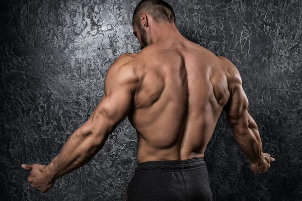 Человек показывает свою мускулистую спину — стоковое фото
