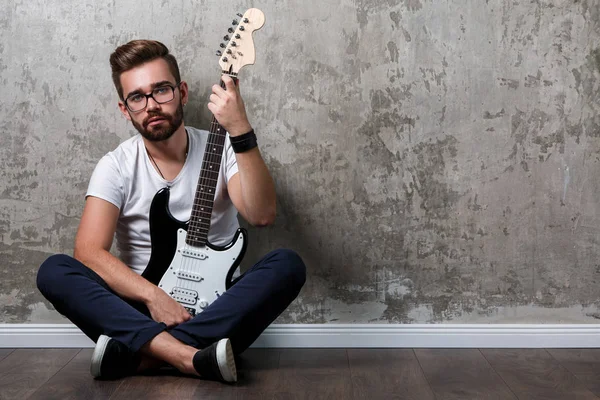 Stylischer Typ mit einer Gitarre — Stockfoto