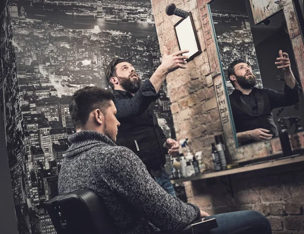 Friseur bei der Arbeit mit dem Kunden — Stockfoto