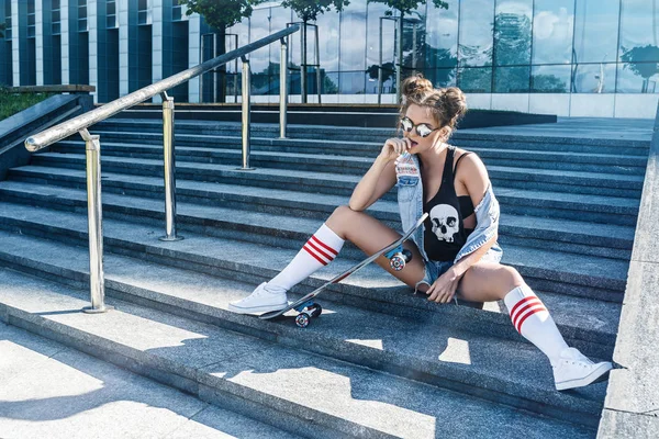 Snygg tjej med en skateboard — Stockfoto