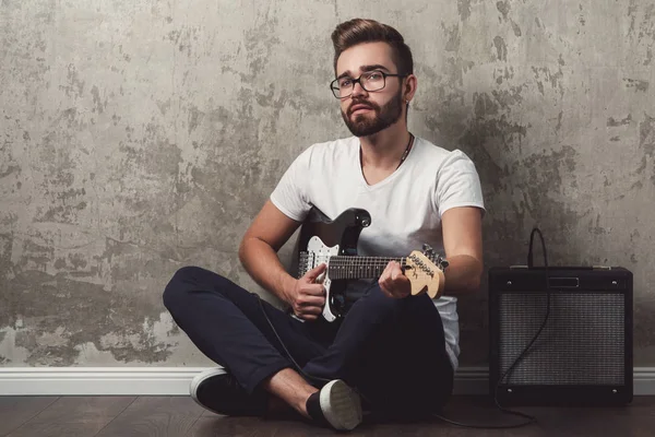 Cara elegante com uma guitarra — Fotografia de Stock