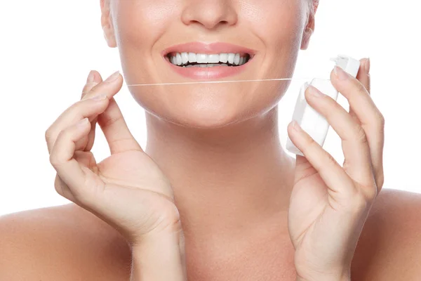 Mujer y hilo dental — Foto de Stock
