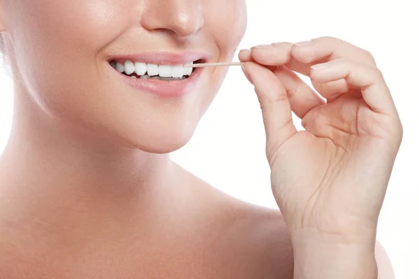 Жіночі зуби і зубочистка — стокове фото