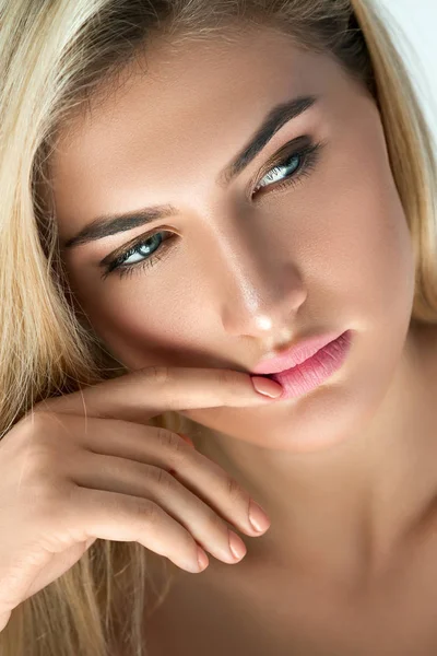 Close-up retrato de bela loira — Fotografia de Stock