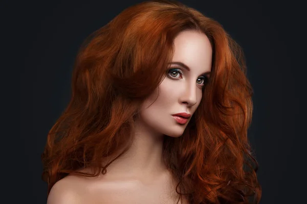 Kvinna med vackra röda hår — Stockfoto