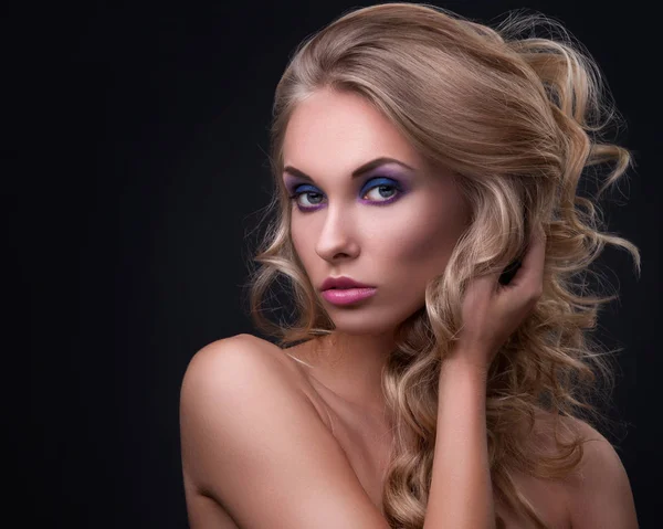 Mulher loira com cabelo encaracolado — Fotografia de Stock