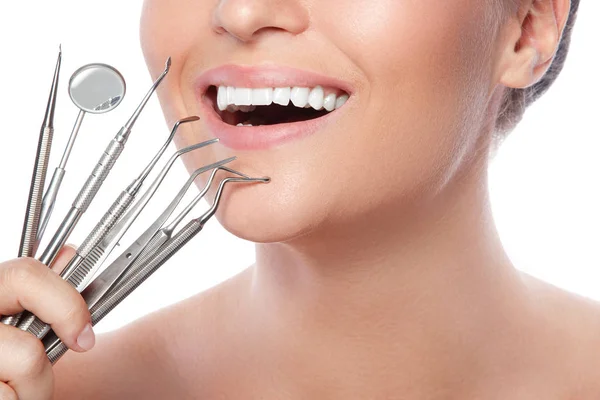 Mujer sonriente y herramientas dentales — Foto de Stock