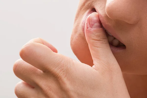 Vrouw bitting haar vinger — Stockfoto