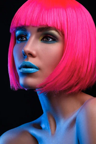 Młoda kobieta z różowymi włosami — Zdjęcie stockowe