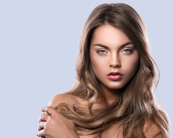 Retrato de mujer joven con el pelo rizado —  Fotos de Stock