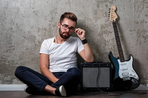 Cara elegante com uma guitarra — Fotografia de Stock