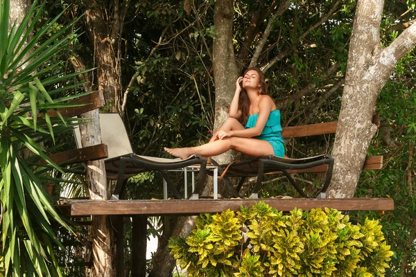 Mutlu kız ağaca platformunda 