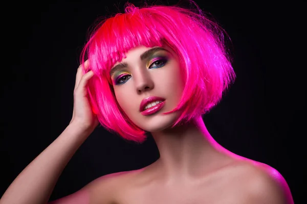 Mujer joven con el pelo rosa — Foto de Stock
