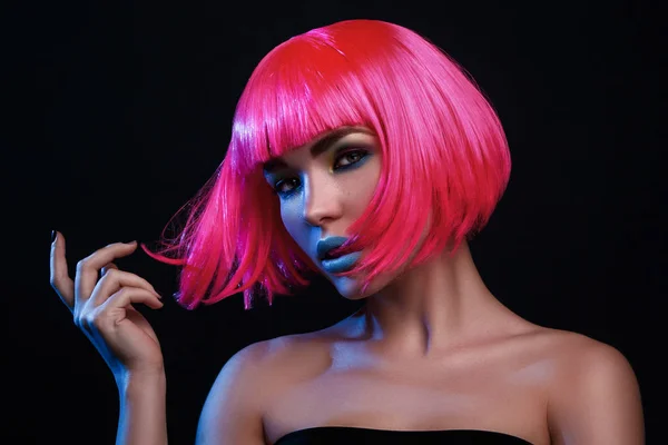 Молодая женщина с розовыми волосами — стоковое фото