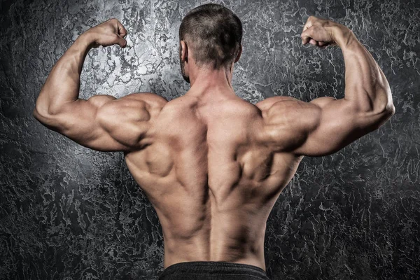 Uomo mostrando la schiena muscolosa — Foto Stock