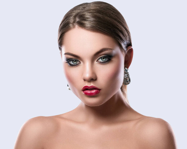 Портрет молодой женщины с красивыми серьгами
