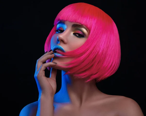 Jovem mulher com cabelo rosa — Fotografia de Stock