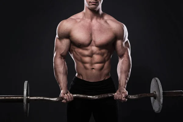 Junger Bodybuilder mit Langhantel — Stockfoto