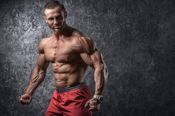 Man showing his muscles — Stock Photo, Image