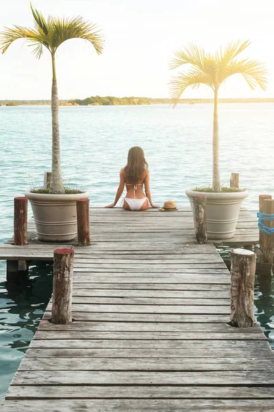 Mooi in de bikini op de houten pier — Stockfoto