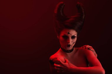 boynuzları olan kırık oyuncak bebek