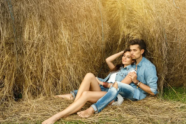 Giovane coppia rilassante tra i pagliai — Foto Stock