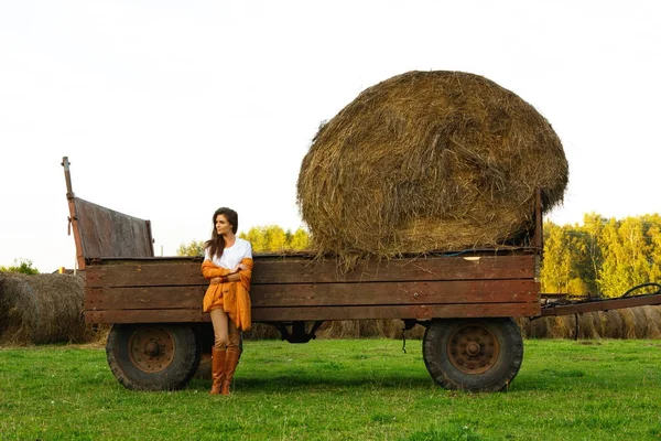 Νεαρή γυναίκα και μεταφορά με θημωνιές — Φωτογραφία Αρχείου