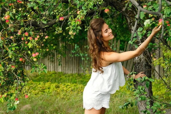 Jovem mulher e macieira — Fotografia de Stock