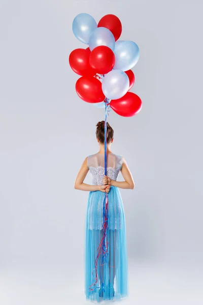 Mujer joven con globos de colores —  Fotos de Stock
