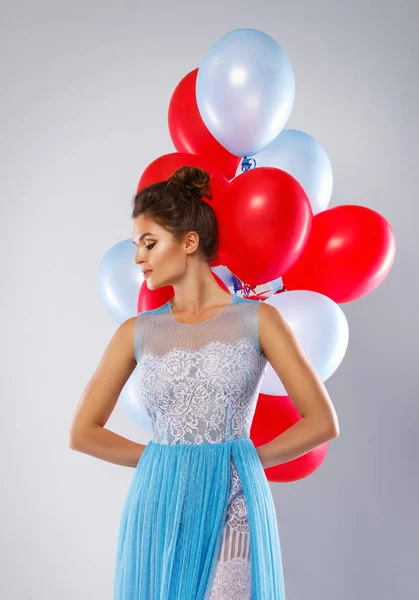 Ung kvinna med färgglada ballonger — Stockfoto