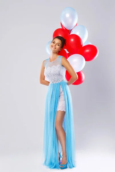 年轻女子彩色气球 — 图库照片