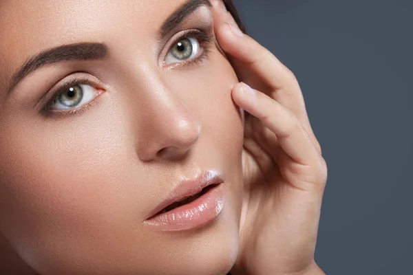 Young woman with a perfect eyebrow shape — Stock Photo, Image