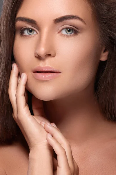  mükemmel kaş şekli olan kadın  