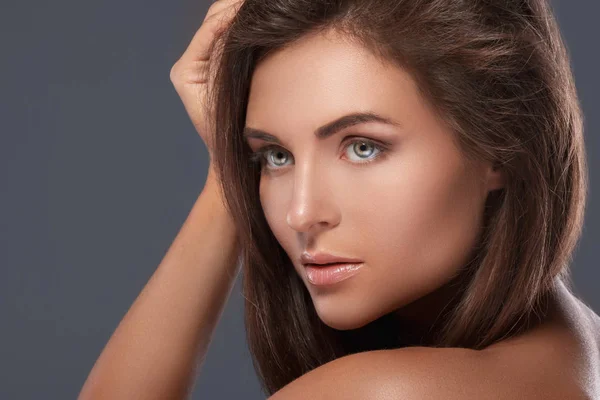 Vacker ung kvinna med perfekt hud — Stockfoto