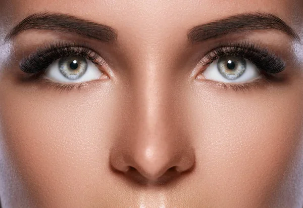 Weibliches Gesicht mit schönen Wimpern — Stockfoto