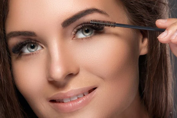 Beautiful woman with eyelash extension — Stock Photo, Image