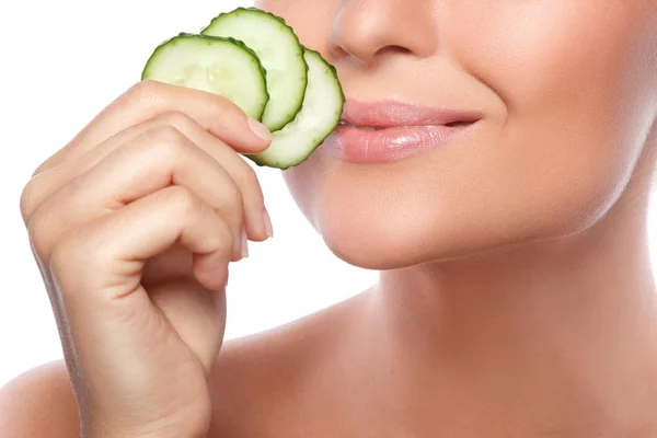 Mujer joven con rodajas de pepino — Foto de Stock