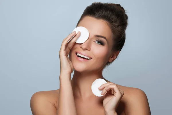 Young woman with cotton pads — Stock Photo, Image