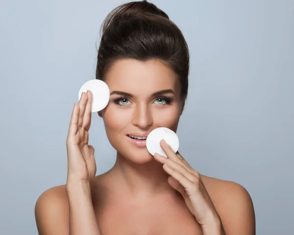 Young woman with cotton pads — Stock Photo, Image