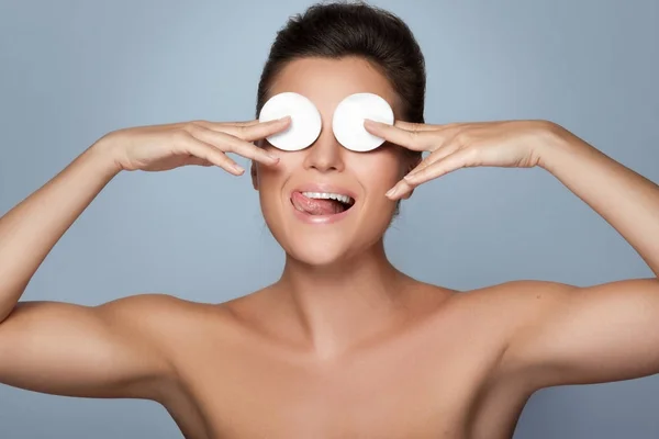 Mujer joven con almohadillas de algodón — Foto de Stock