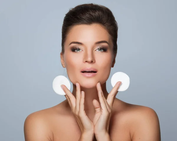 Young woman with cotton pads — Stock Photo, Image