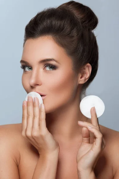 Young woman with cotton pads — Stock Photo, Image