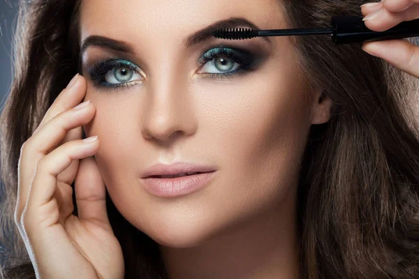 Young woman applying mascara — Stock Photo, Image