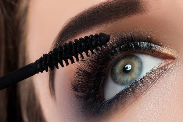 Female eye with mascara brush — Stock Photo, Image